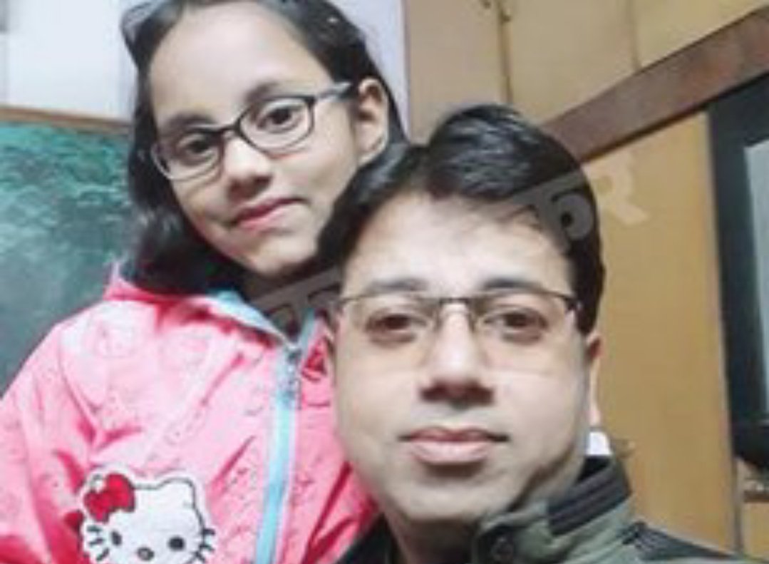 political52's tweet photo. लखनऊ से दिल को झकझोर देने वाली खबर सामने आई हैं कपड़ा व्यापारी शोभित रस्तोगी ने अपने पूरे परिवार (पत्नी और बेटी) के साथ जहर खा लिया।
वजह है बैंक से लोन लिया था, जिसे वे चुका नहीं पा रहे थे लोन का ब्याज बढ़ता ही जा रहा था और कोई उपाय नहीं था इसलिए जहर खाकर जान दे दी। https://t.co/Ly7zO0dBp4