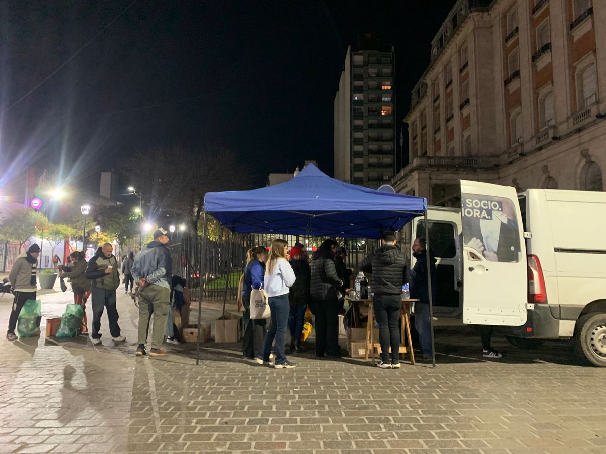 #ElLoboContraElFrío Todos los JUEVES, Olla popular en la esquina de 8 y 50 a las 20 hs. Ayúdanos a que esta información circule y más personas en situación de calle puedan acercarse y llevarse un plato de comida caliente. #cge #gelp