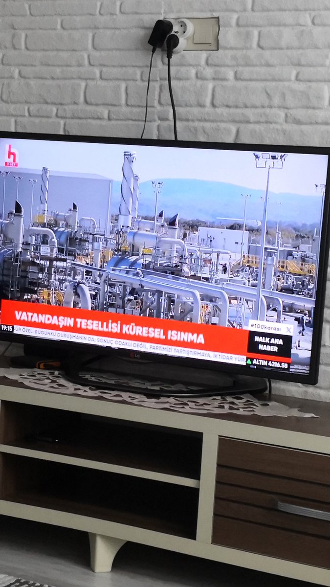 24 ay önce Akparti başkanı tarafından seçim öncesi memura ne verilirse memur emeklisine aynısını vereceğiz sözünün arkasında durulmadı memur emeklisine seyyanen zam verilmedi #100karası bir durumdur. MEMUR EMEKLİSİNİN HALİ