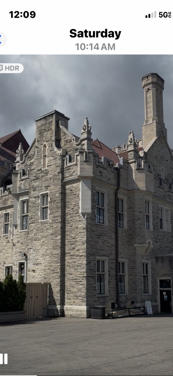 AuroraSaldana1's tweet image. El castillo Casa loma en Toronto Canada.Inmenso y en su patio tiene una heladería para visitantes atendidas por jóvenes canadiense muy amables y entre ellos una piti. Desde que me oyó hablar y a otra 🇩🇴 nos miró con odio y puso una cara. Esa etnia nos detesta sin disimulo 😈😅😅
