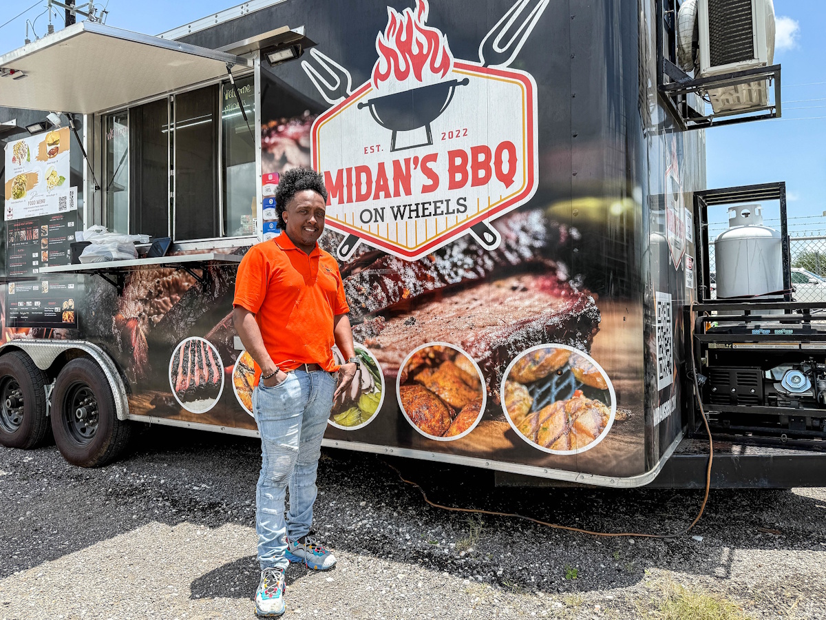 jcreidtx's tweet image. Ron Kennedy combines the Caribbean flavors of Trinidad with Texas barbecue at his modest but ambitious trailer in Baytown. Worth a visit for #HOUBBQ fans. My latest for the @houstonchron. tinyurl.com/3y92944d