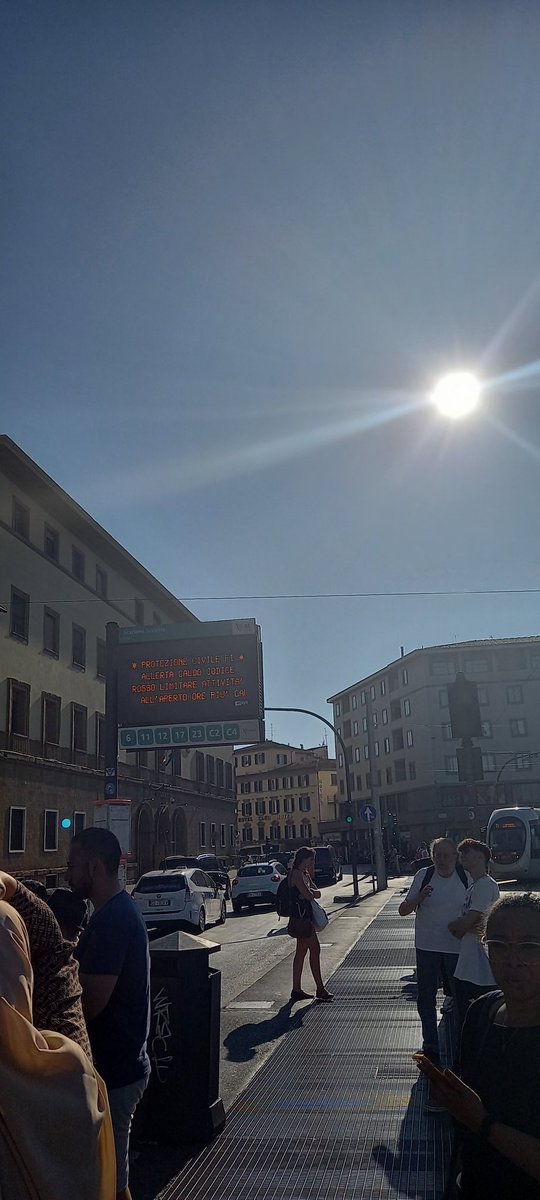 gattoema's tweet photo. Viste le temperature di qs settimana @comunefi  nessuno ha pensato di installare una pensilina x avere ombra alla fermata Stazione Scalette??? @at_informa  40° https://t.co/CtjM8gl0rl
