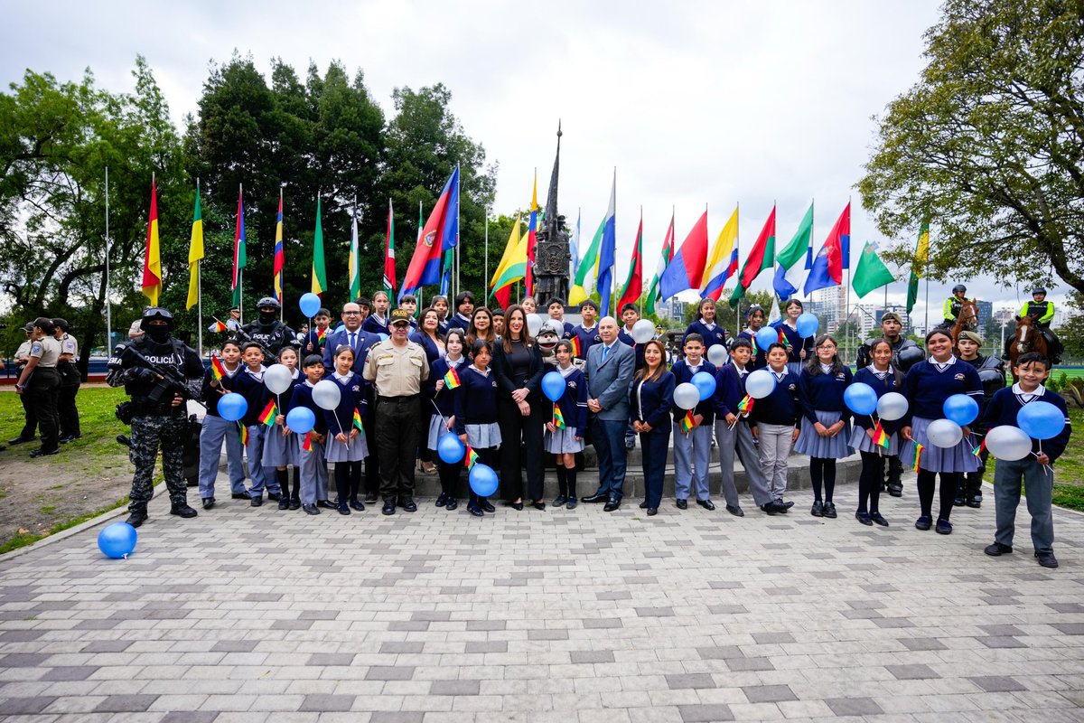 Educacion_Ec's tweet photo. [HOY] Desde el Monumento a los Héroes de la Policía Nacional, la ministra @AlegriaCrespo participó en el #MomentoCívico🇪🇨 junto a la @PoliciaEcuador, la comunidad educativa del Liceo Policial y la UE República de Bolivia. 🏫

🤝 La campaña #SomosValores, la nueva asignatura de Cívica, Ética e Integridad y la formación de más de 26 mil promotores voluntarios son parte de una política decidida para sembrar paz, dignidad y ciudadanía desde las aulas.

¡Seguimos construyendo una educación con valores que transforme al Ecuador!

#ElNuevoEcuador