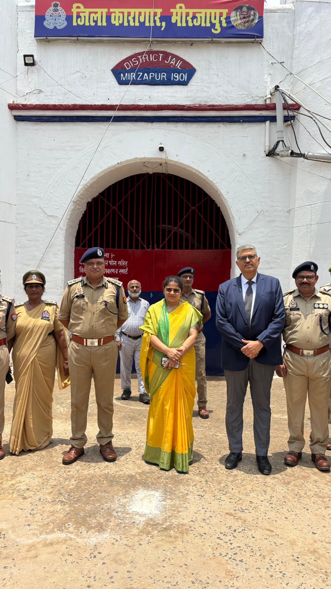 जनपद न्यायाधीश श्री अरविन्द कुमार मिश्रा, *जिलाधिकारी प्रियंका निरंजन*  व पुलिस अधीक्षक  सोमेन बर्मा ने जिला कारागार पहुंच कर कैदियों की बैरक, भोजनालय, चिकित्सालय आदि का निरीक्षण कर संबंधित को आवश्यक दिशा-निर्देश दिए गए । बंदियों से वार्ता कर मिल रही सुविधाओं के बारे में ली