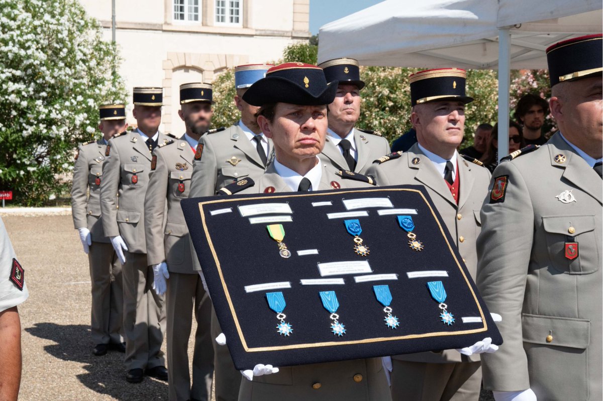COM6BLB's tweet image. Après 2 années denses à la tête de la brigade «des coups durs et des identités fortes», le @COM6BLB a prononcé ce matin son dernier ordre du jour devant son état-major et invités. Le GBR Seiler rejoindra le Liban dans quelques jours en tant que Commandant de la Task Force Cèdre