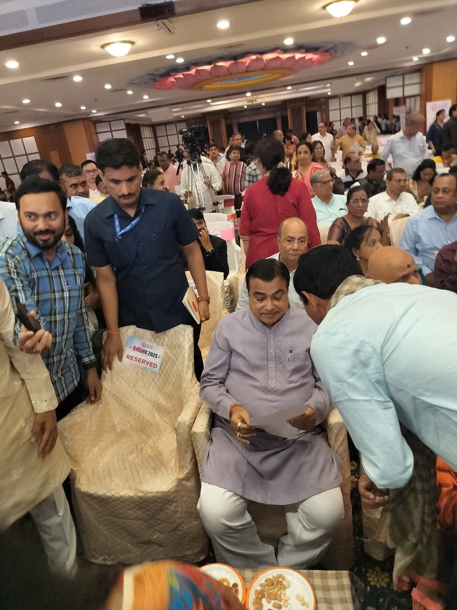 sarvestkumar's tweet photo. भारत सरकार के केंद्रीय सड़क परिवहन मंत्री श्री नितिन गडकरी @nitin_gadkari जी से मिलकर नेशनल अवॉर्डी शिक्षकों को यात्रा के दौरान टोल मुक्त करने हेतु निवेदन पत्र देकर सहानुभूति पूर्वक विचार करने का अनुरोध किया। https://t.co/f5xJPxEYiq