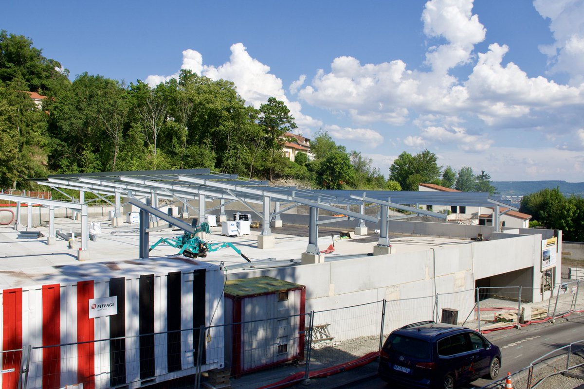 olivierbianchi1's tweet photo. 📍À #Durtol le futur parking-relais et terminus de la ligne C prend forme !
🚗 71 places, stationnements vélos/motos, panneaux solaires, parking pour la clinique...
🌱 Urbanisme durable au service d’une mobilité pratique et interconnectée. Ouverture : automne 2025.
@InspireClrmnt https://t.co/6p5dvCHUfd