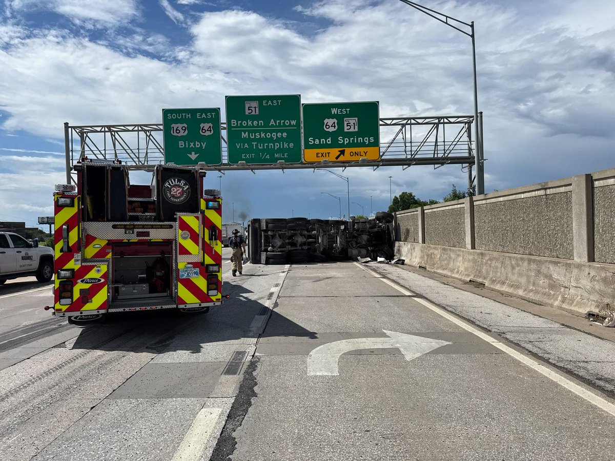 TulsaPolice's tweet image. ROLLOVER ON 169 SB
169 Southbound is currently down to one lane of traffic just before the BA Expressway interchange.
A dump truck collided with another car, causing the dump truck to roll over and lose a load of sand.
Traffic is expected to be impacted during the cleanup process…