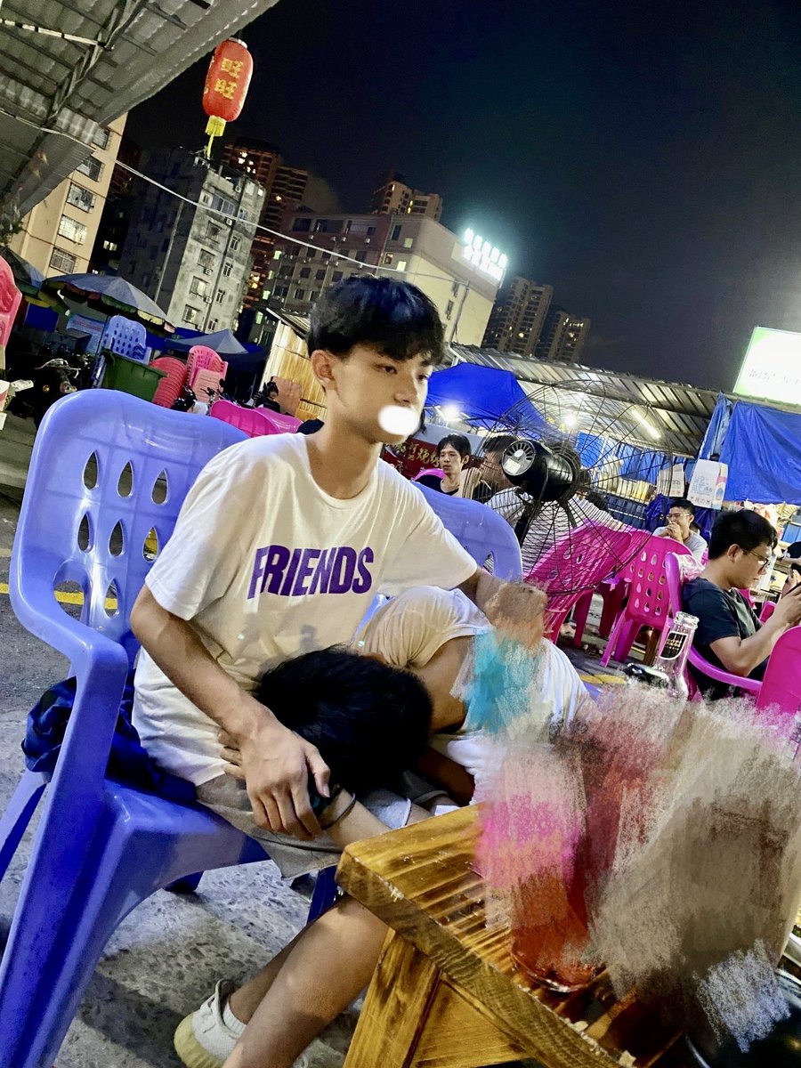 这是在干嘛？🤣
#男高 #男初 #中学生 #cute #boy #handsome #弟弟 #兄弟