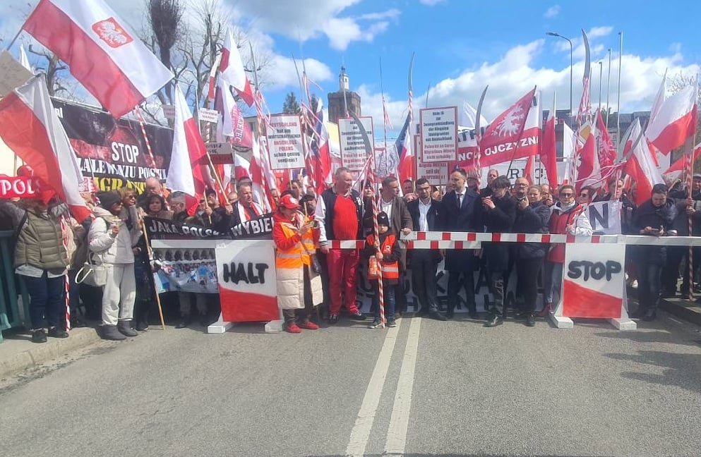 Psy spuszczone, polowanie na Ruch Obrony Granic rozpoczęte!

Nie minęło nawet kilka godzin od zawoalowanych gróźb Tuska pod adresem społecznych obrońców granic, a w okolicach naszych posterunków już widziano węszące medialne hieny spod znaku tefauenu i innych szczujni. 

Będą