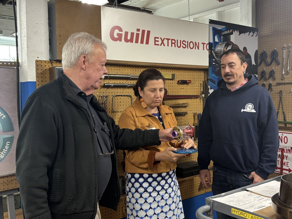 guilltool's tweet image. Last week, we welcomed several visitors from the  John H. Chafee Center for International Business, at
@BryantUniv. Tom Baldock and Peter Leary offered a behind-the-scenes tour of the facility.  #madeinrhodeisland #ManufacturingExcellence #ExtrusionTech #PrecisionManufacturing
