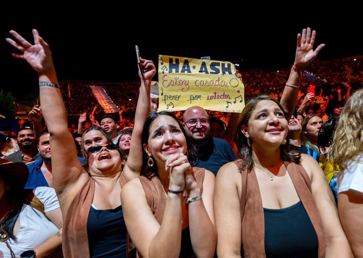 Madrid!!! Nos han dejado con el corazón a punto de explotar con tanto amor! 😍Fue una noche tan mágica rodeadas de ustedes que nos entregaron más de lo que pudimos haber esperado✨❤️ 🙏🏻Haashville en España está siendo algo tan bonito 🇪🇸👢🌵