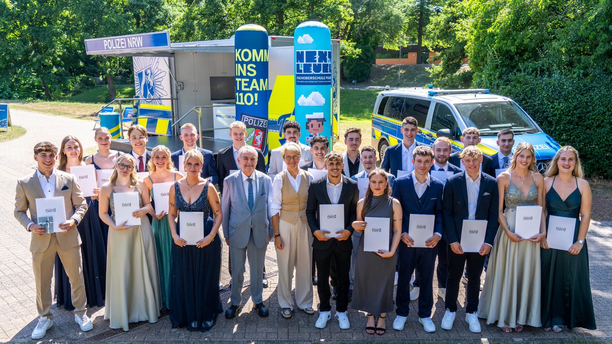 IM_NRW's tweet photo. Ein großer Tag in Herzogenrath: Zeugnisübergabe von 23 Absolventen der #FOSPolizei – überreicht von Innenminister #Reul & Schulministerin #Feller! 🙌 Die Fachoberschule mit dem Schwerpunkt "Polizeivollzugsdienst" ist der Weg, um mit Mittlerer Reife zur Polizei zu gehen. 🚔️ https://t.co/LCGqlNdmVC