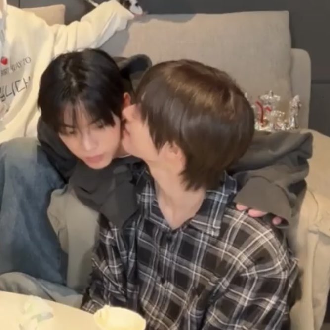 옹스 tweet media