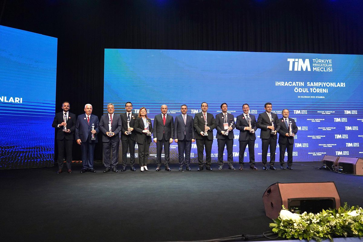 2024’ün Mücevher İhracat Şampiyonu Ahlatcı Kuyumculuk! 🏆

Türkiye’nin toplam 377 milyar dolarlık ihracat başarısına en büyük katkıyı sunan firmalar arasında yerimizi aldık.
Türkiye İhracatçılar Meclisi (TİM) tarafından düzenlenen “İhracatın Şampiyonları” ödül töreninde, mücevher