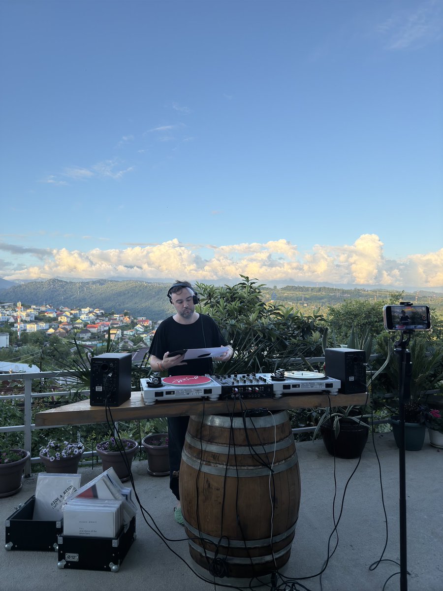 Устроили тут🕺🏻🪩

Запись Dj-seta на виниле выложим здесь: 
youtube.com/@ivanstarzev