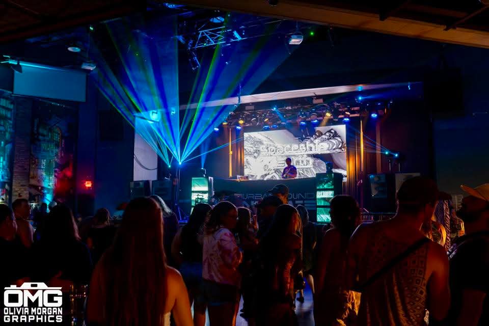 Epic shot from this past weekend w/ <a href="/illGatesMusic/">ill.Gates</a> !!

Music is so coooolll. Feeling super blessed~

📷: Olivia Morgan Graphics