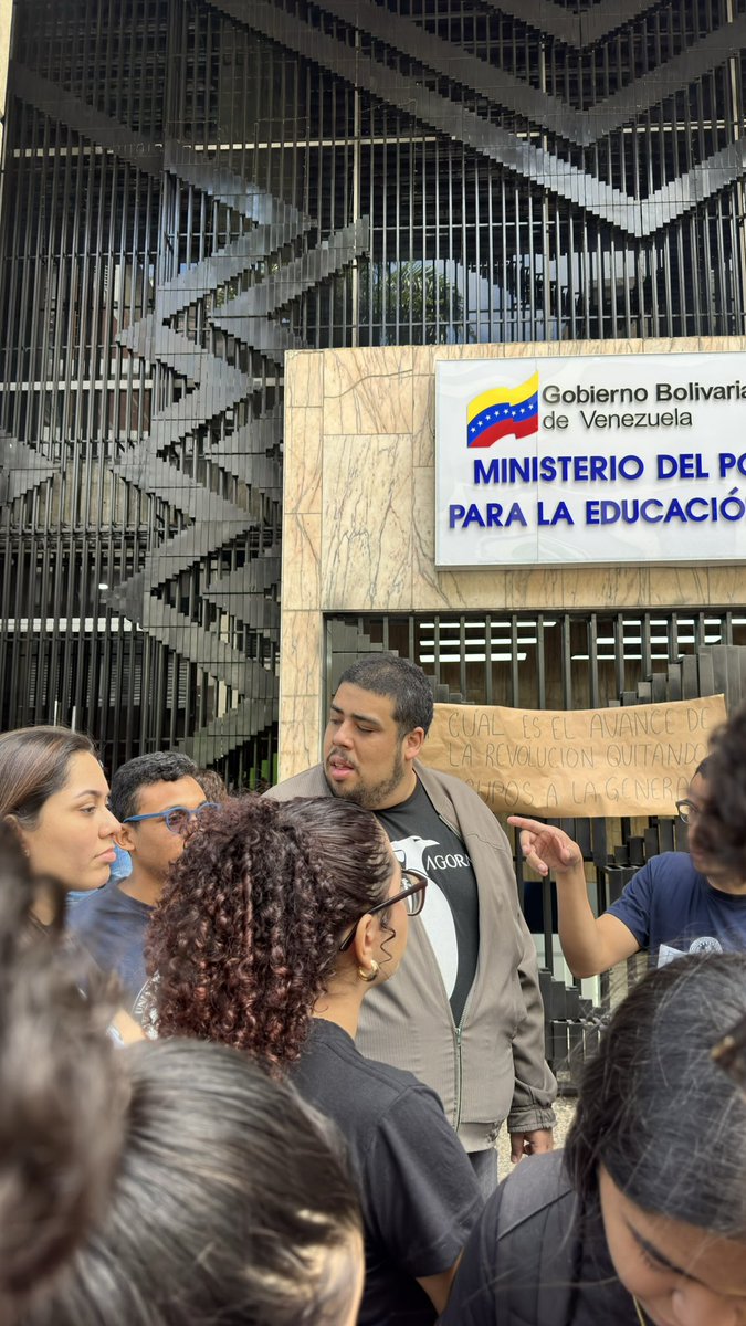 miguel_suarezt's tweet image. Los universitarios no nos callamos ante la violación de la autonomía universitaria.
Ante la pretensión del traidor @RicardoSanchezX de violar el art 109 de la constitución “la UCV no se calla”