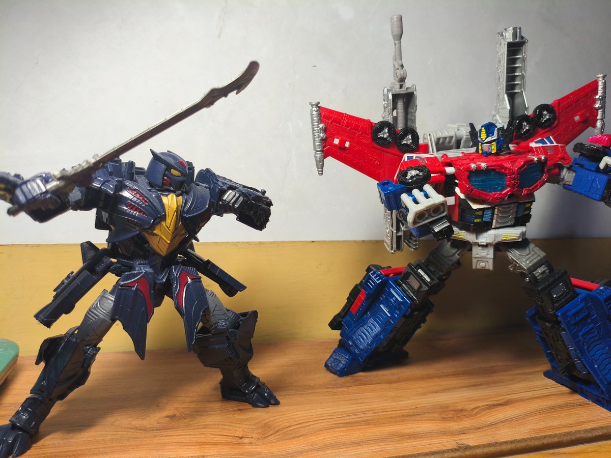 GrandConvoy G（Galaxy）
在SL结束后50年后，在于来自其他宇宙的侵略者Straxus的战斗中，吸收了来自另一个宇宙的Matrix的力量后进化的GrandConvoy

名字中的G对应了GalaxyConvoy和Galvatron G
至于敌人为什么是Straxus
想想他做过最有名的事情吧

#Transformers 
#スーパーリンク 
#グランドコンボイ