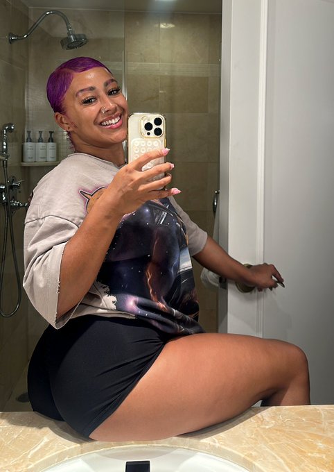 Happy Monday ✨ Vote for me for  -Orgasmic Oralist  -Female Content Creator  -Social Media Star  https://t