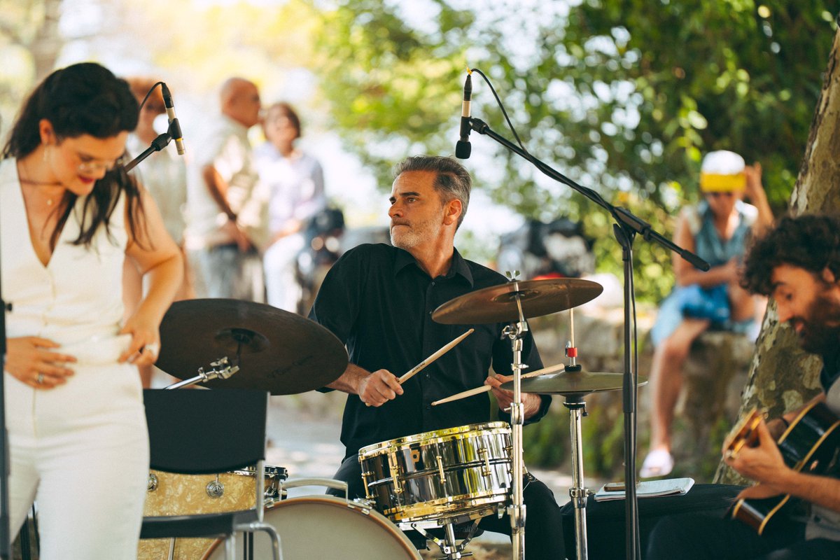 fisterraexp's tweet photo. Andhrea &amp; The Black Cats fixéronnos bailar e desfrutar moito da mañá do domingo 🐈‍⬛❤️‍🩹

🎷🌊Un directo xunto ao mar, baixo ás árbores e ao fresquiño🍃 https://t.co/KHgCqIPHNs