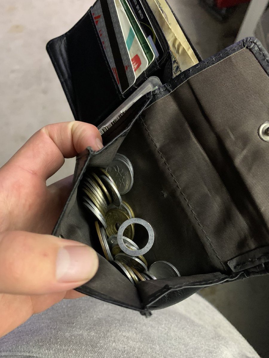 wajin_01's tweet image. プレイボーイが女の子と何時でも遊べるように財布にゴム入れてるように、ぼくも道端の女の子がドレンワッシャー無くて困ってる時に助けれるように財布に入れてる