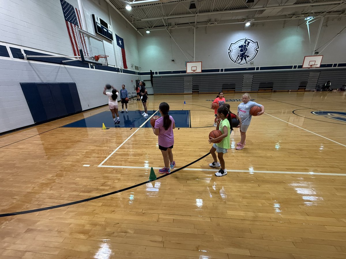 LubbockHS_GBB's tweet image. Day 1 of 806 Lady Westerners Beginners Basketball Camp! #GrowingToBeLadyWesterners #FutureLadyWesterners #CampVibes
