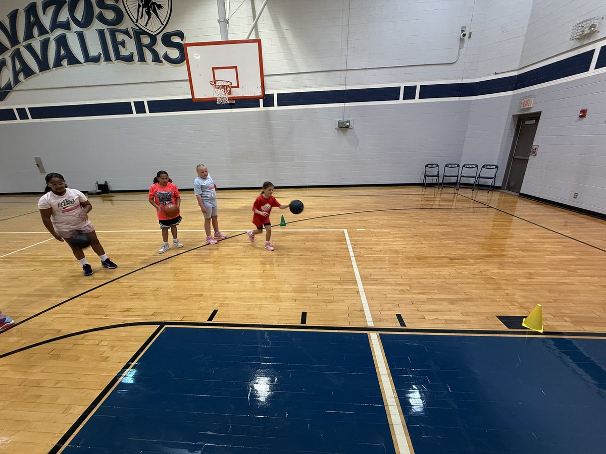 LubbockHS_GBB's tweet image. Day 1 of 806 Lady Westerners Beginners Basketball Camp! #GrowingToBeLadyWesterners #FutureLadyWesterners #CampVibes