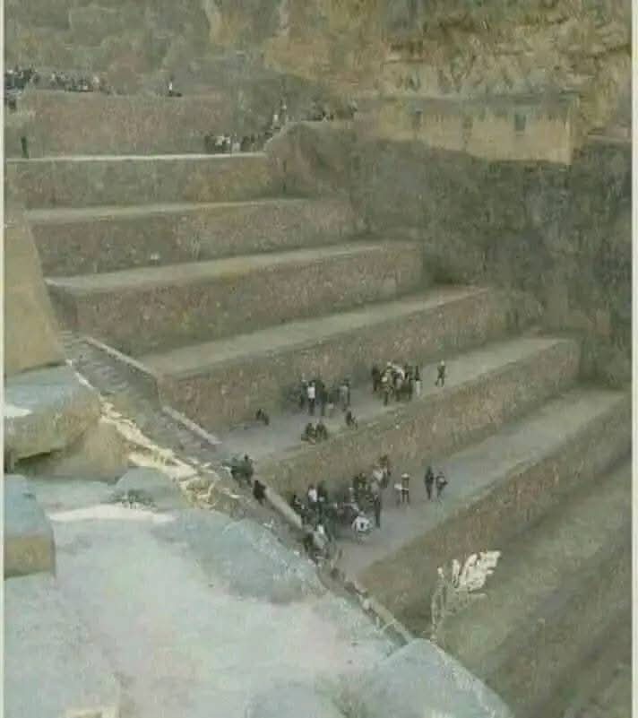 MaidahMuhammad's tweet photo. یہ قوم عاد کی ایک سیڑھی کی تصویر ہے.
جو عمان کے مشہور صحراء الربع الخالي میں موجود ہے.
آپ اُس دور اور اِس دور کے انسانی قد و قامت کا اندازہ لگائیے.
جہاں کهڑے لوگوں کے سر سے بهی اوپر سیڑھی کا سٹیپ ہے۔۔
قوم عاد حضرت ہود علیہ السلام کی قوم کو کہتے ہیں، جن کی طاقت اور قد و قامت کا تذکرہ قرآن مجید میں بهی موجود ہے.
{ فَأَمَّا عَادٌ فَاسْتَكْبَرُوا فِي الْأَرْضِ بِغَيْرِ الْحَقِّ وَقَالُوا مَنْ أَشَدُّ مِنَّا قُوَّةً ۖ أَوَلَمْ يَرَوْا أَنَّ اللَّهَ الَّذِي خَلَقَهُمْ هُوَ أَشَدُّ مِنْهُمْ قُوَّةً ۖ وَكَانُوا بِآيَاتِنَا يَجْحَدُونَ } (حم سجدہ، 15)
ترجمہ: "جو عاد تهے وہ ناحق ملک میں غرور کرنے لگے اور کہنے لگے کہ ہم سے بڑھ کر قوت میں کون ہے؟ کیا انہوں نے نہیں دیکها کہ خدا جس نے ان کو پیدا کیا وہ ان سے قوت میں بہت بڑھ کر ہے۔ اور وہ ہماری آیتوں سے انکار کرتے رہے۔"

کیا انسان اور کیا اس کا غرور۔۔؟
                    
اللہ تعالی ہم سب کو تکبر سے بچاۓ آمین ثم آمین یا رب العالمین