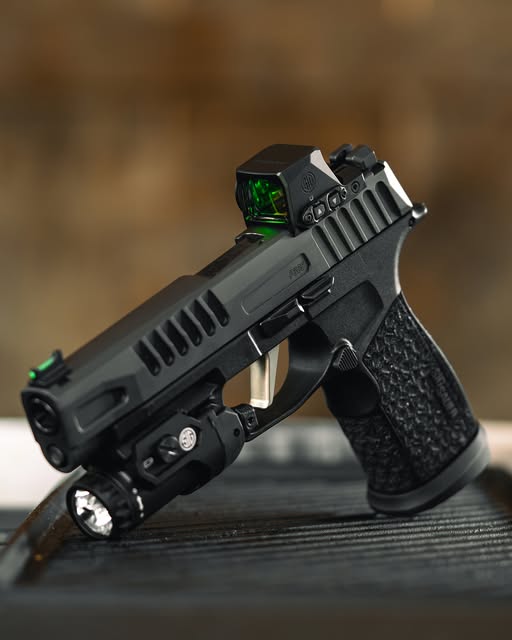 Proven_AO's tweet image. The @SIGSauerInc #P365FUSE packs 21+1 📦 into a 1″ grip with a 4.3″ barrel & 6⅞″ optic‑ready slide—concealment that hits like a full‑size. Fiber‑optic front, XRAY3 rear, magwell, rail… it’s the modern EDC game‑changer.