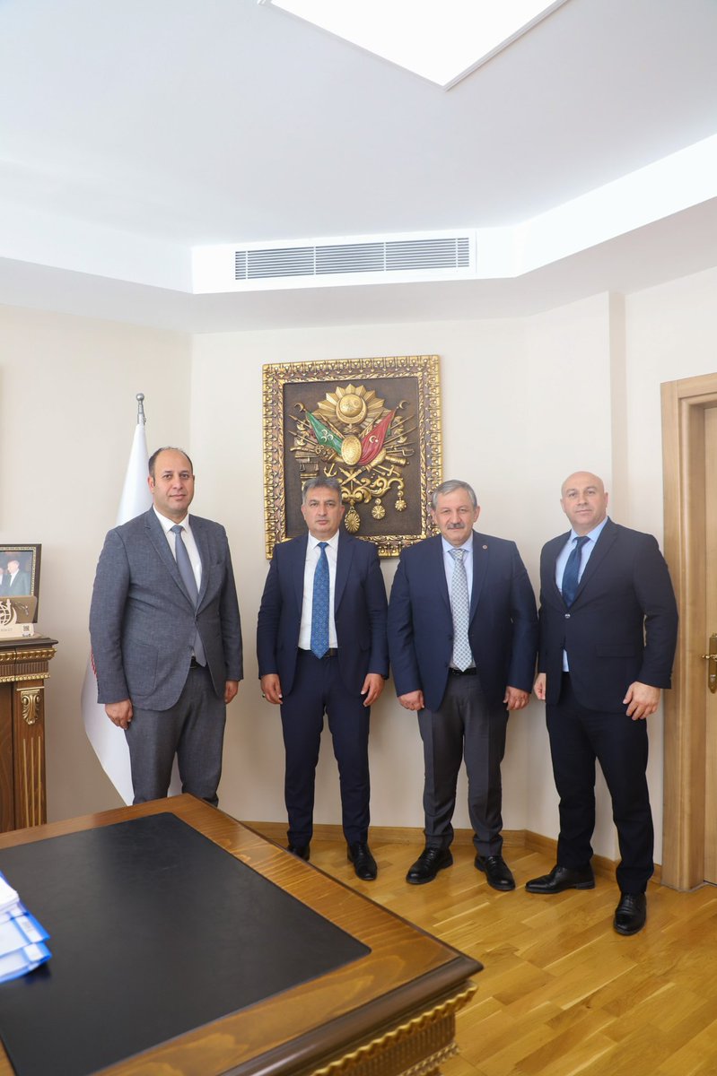 İzmir Gençlik ve Spor İl Müdürümüz Murat Eskici‘yi Federasyon Başkanımız Sayın Salim Kayıcı, Genel Sekreterimiz Harun Demir ve İzmir Kick Boks İl Temsilcimiz İsam Akgül ile birlikte ziyaret ettik. İl Müdürümüze günün anısına eldiven takdim ettik. Kendilerine teşekkür ediyoruz.