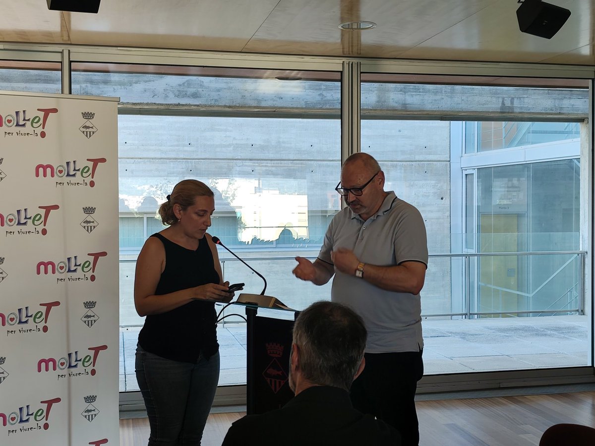 <a href="/MarinaScribano/">Marina Escribano Maspons</a> Parla Francisco Alcolea president de l'associació de Persones Sordes de Mollet per la lectura del manifest del dia nacional de la llengua de signes. 

#PleMollet #Accessibilitat #Inclusió