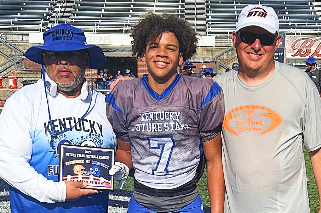 ๐๐ ๐๐จ๐ฉ๐ฌ (@alpopsfootball) on Twitter photo Despite taking an L to Tennessee, the <a href="/KYFUTURESTARS/">Ricco Hughes</a> had a number of notable defensive performances.
๐๏ธ: prepredzone.com/2025/06/despitโฆ
๐ฐ: Save 40% on subscription w/ code "ALPops40"
Featured prospects from: <a href="/DossdragonsFB/">Doss Dragons football</a>/ <a href="/CoachMville/">Paul Mandeville</a> | <a href="/DariusRidener16/">Darius Ridener</a> | <a href="/StXTigersFB/">Tiger Football</a> | Despite taking an L to Tennessee, the <a href="/KYFUTURESTARS/">Ricco Hughes</a> had a number of notable defensive performances.
๐๏ธ: prepredzone.com/2025/06/despitโฆ
๐ฐ: Save 40% on subscription w/ code "ALPops40"
Featured prospects from: <a href="/DossdragonsFB/">Doss Dragons football</a>/ <a href="/CoachMville/">Paul Mandeville</a> | <a href="/DariusRidener16/">Darius Ridener</a> | <a href="/StXTigersFB/">Tiger Football</a> |