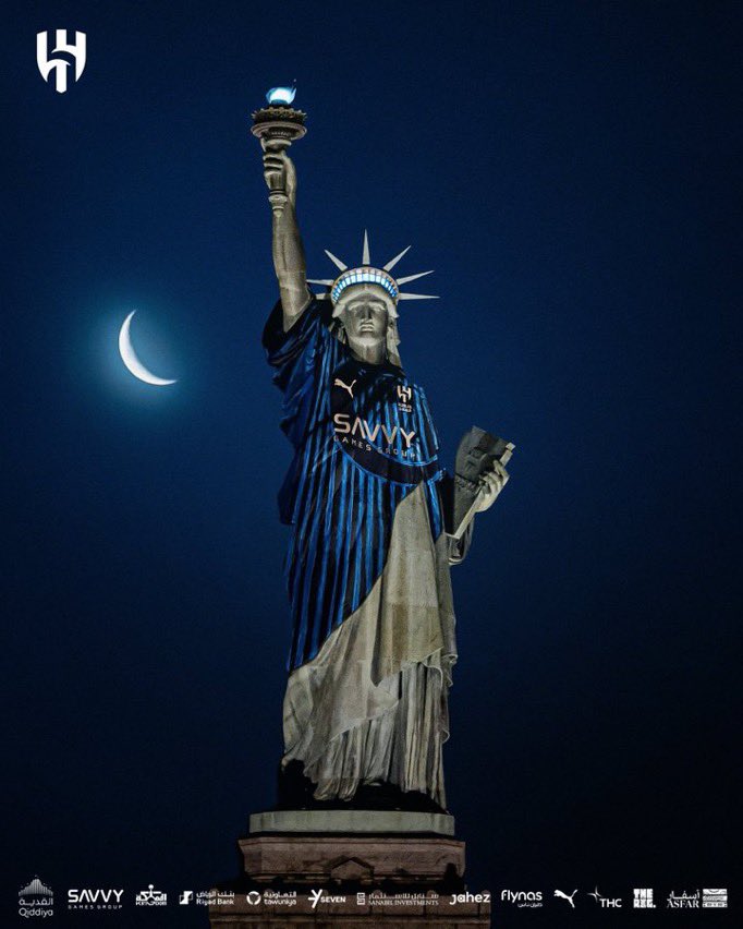 #الهلال_مان_سيتي

يدرك مدرج الهلال بأن فرقتهم الكروية الجميلة..قد حققت مكاسب لاتقدر بثمن:عندما تألقت أمام أعظم فريق كرة في العالم ريال مدريد،و عرّفت بقيمة ومكانة زعيم الكرة الآسيوية والسعودية بمتابعة ٢مليار من المشاهدين في مختلف أنحاء العالم،لازال الإعلام الرياضي في العالم يتحدث