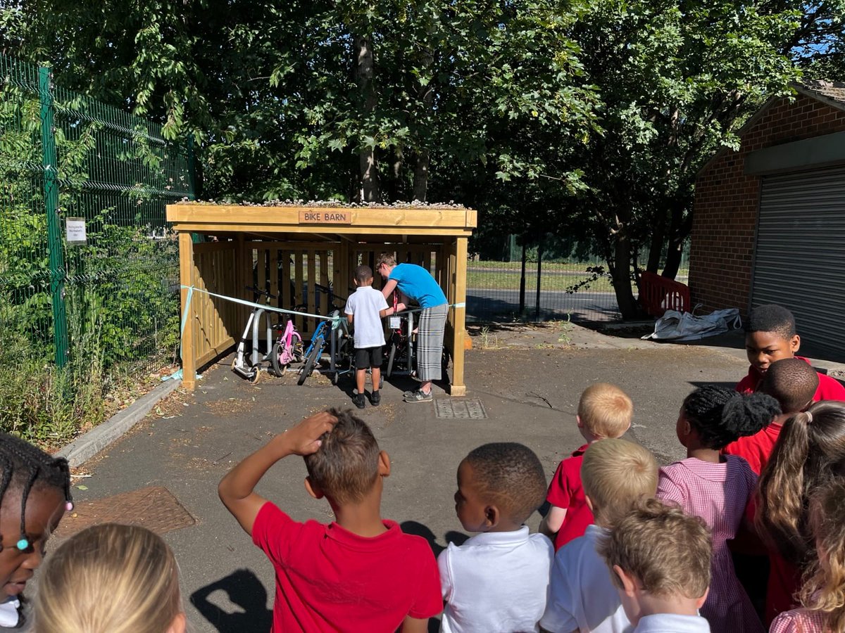 Our very own Rosie &amp; Zoe met Y2 pupils at #PipworthSchool today to talk about #ActiveTravel and officially open their bike barn funded by <a href="/SheffCouncil/">Sheffield City Council</a> #CAZ scheme. They also ran a #DrBike session finding a tiny bit of shade in today's heatwave! ☀️

~ SY Stars Team