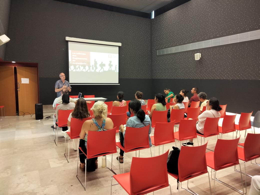1971TONIMORA's tweet photo. La fantàstica i imprescindible tasca habitual del @CITE_CCOOCat Assemblea explicació nou reglament estrangeria. Oberta, per totes i tots. A L'Hospitalet de Ll @CulturaTretze @ccoocatalunya @carlesbert https://t.co/jBbjfd0hSx