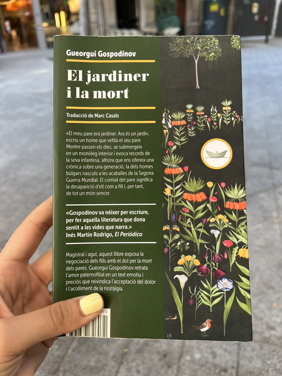 “L’important és agafar-los de la mà mentre es moren”, dic a un amic que també ha perdut el pare.
Ell em respon, després d’un breu silenci: “L’important és deixar-los anar un cop s’han mort”.

Quina preciositat, això de Gospodínov🌼🌸