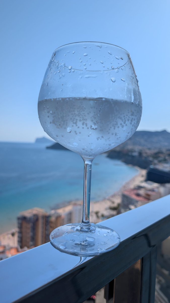 RayArmitageIV's tweet photo. Relaxing over the Mediterranean before a busy month ahead in the transfer window. 

#Vamos #Fantastico https://t.co/EuABisy5AJ