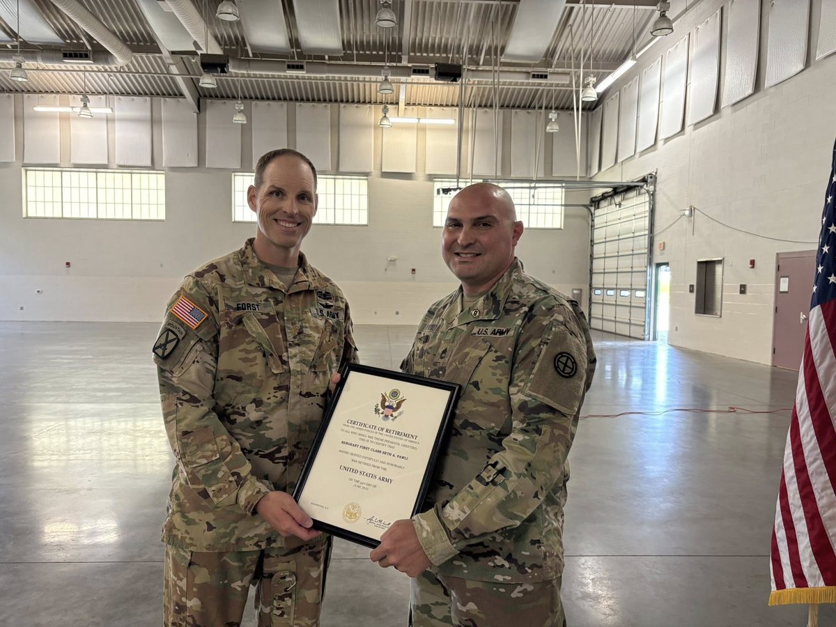 Missouri_NG's tweet image. 🎖️ Congrats to Sgt. 1st Class Seth Pawli of the 35th CAB on his recent retirement after 25 years of service!
A proven leader, mentor & team player—Pawli made a lasting impact across trainings, deployments & more.
Thank you for your dedication to the #MoGuard!
#MilitaryExcellence