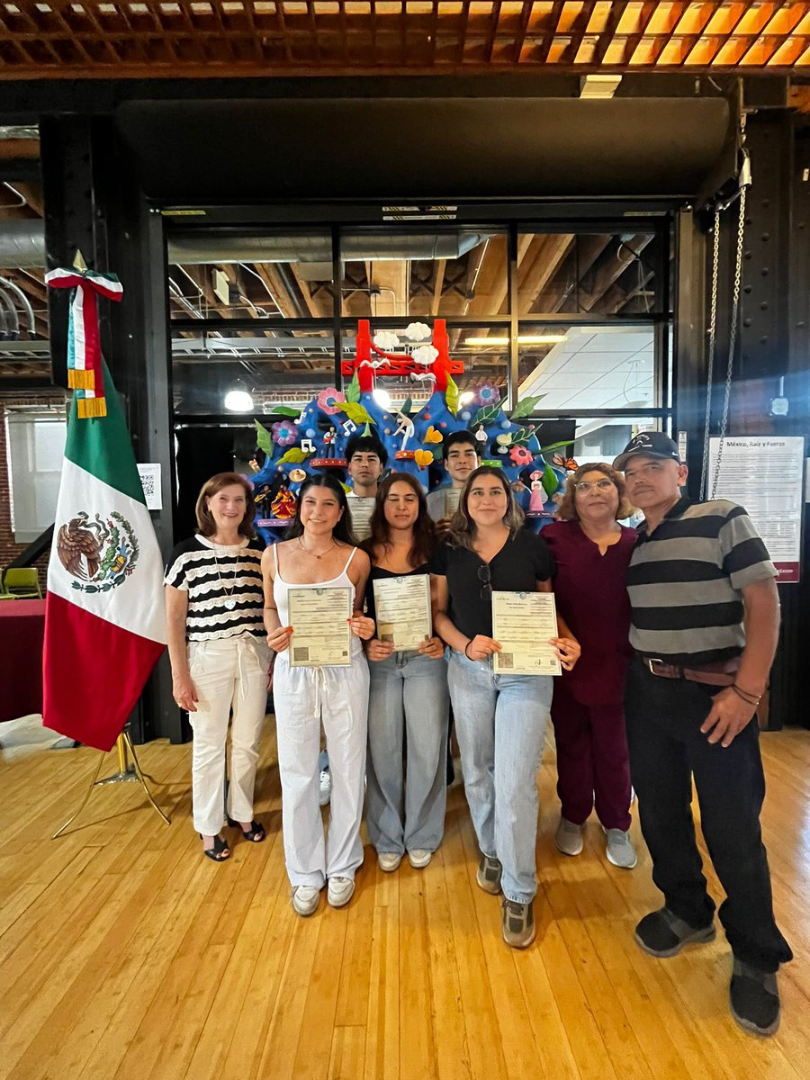 Cada vez abrimos más citas y atendemos más connacionales en <a href="/ConsulmexSFO/">Consulado Mexico SF</a>. Esta vez nos visitó una  gran familia de 5 nuevos mexicanos y mexicanas desde #Sonoma, orgullosos de su herencia y cultura. La Cónsul General <a href="/Avbarba/">Ana Luisa Vallejo</a> los recibió para darles sus nuevas actas de nacimiento