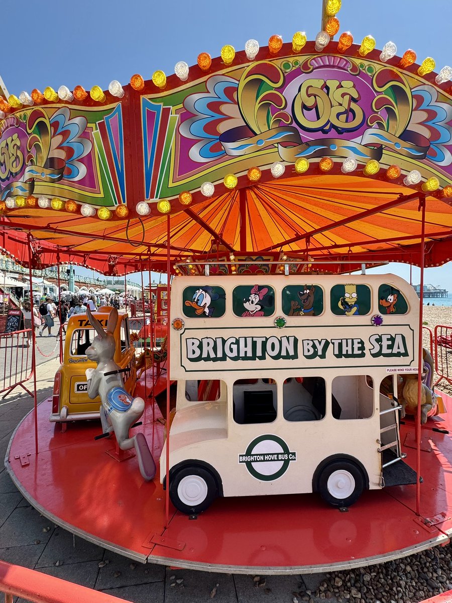 thebarrscene's tweet photo. Hello Brighton! Sunny and 80F. Definitely beach weather. #Brighton #beachday #feelingbeachy https://t.co/mwXif2eOGY