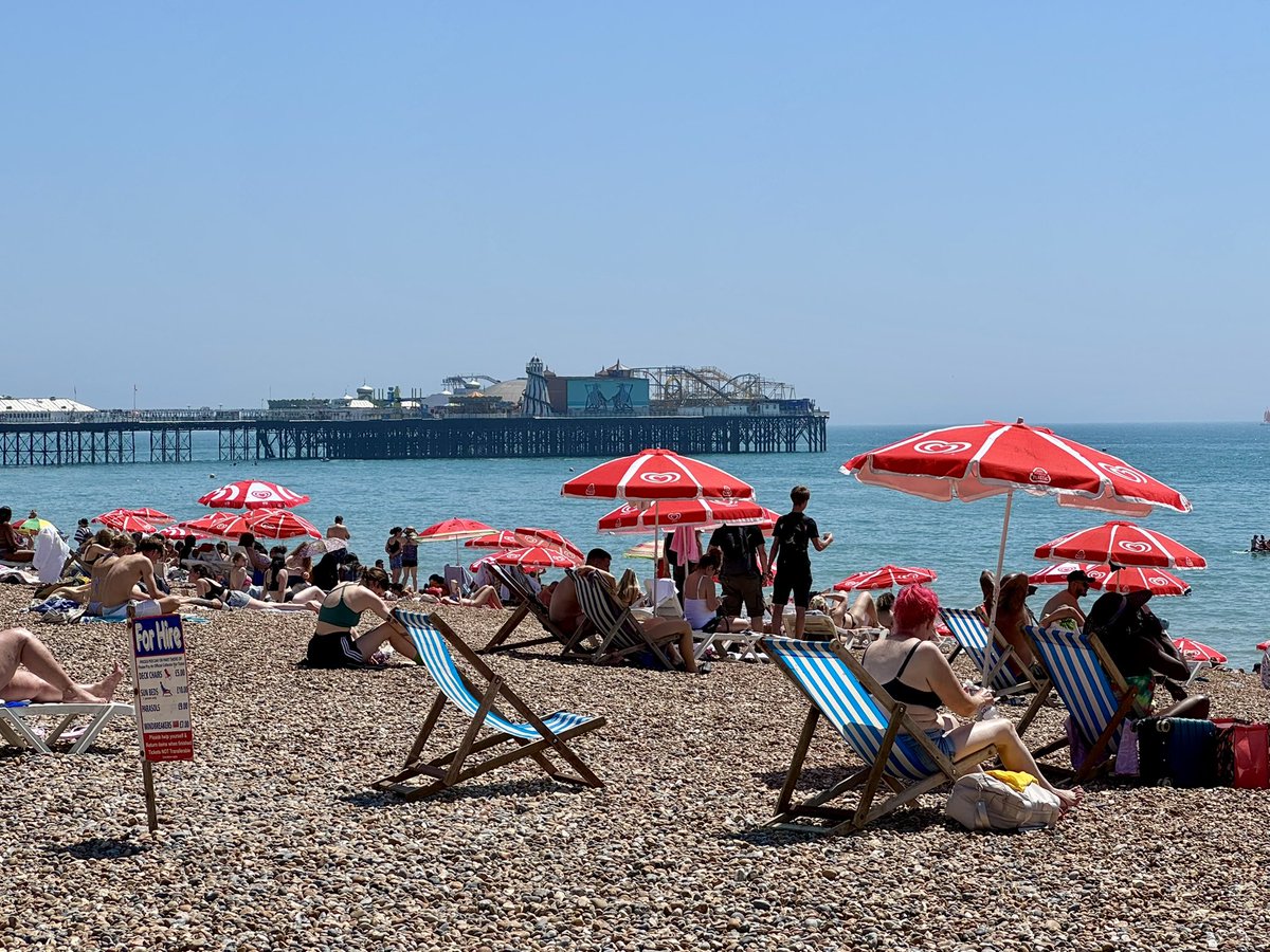 thebarrscene's tweet photo. Hello Brighton! Sunny and 80F. Definitely beach weather. #Brighton #beachday #feelingbeachy https://t.co/mwXif2eOGY