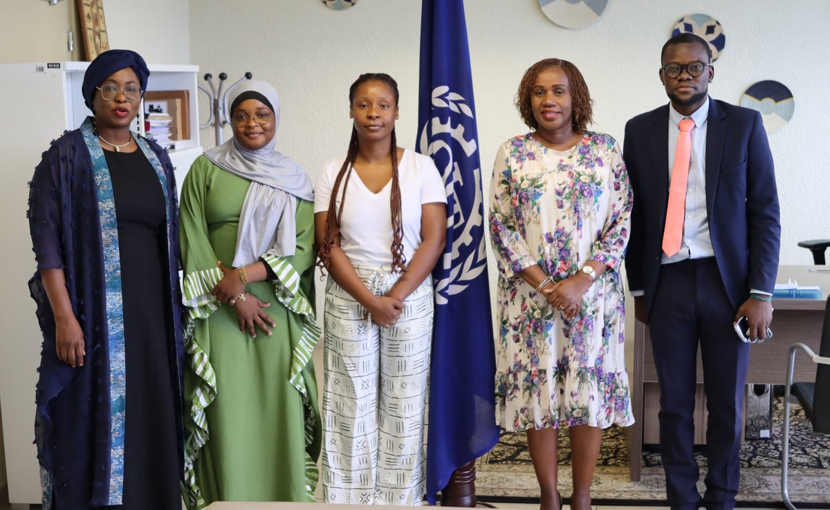 OITAbidjan's tweet image. 🎓Un vent de #jeunes stagiaires souffle sur @OITAbidjan.
@FRwanyindo, la Directrice régionale de @ILOAfrica accueille ces talents prometteurs.
Une opportunité unique pour cette nouvelle génération de bâtir son avenir au service du #TravailDécent. 💼🌍
#OITJeunesse