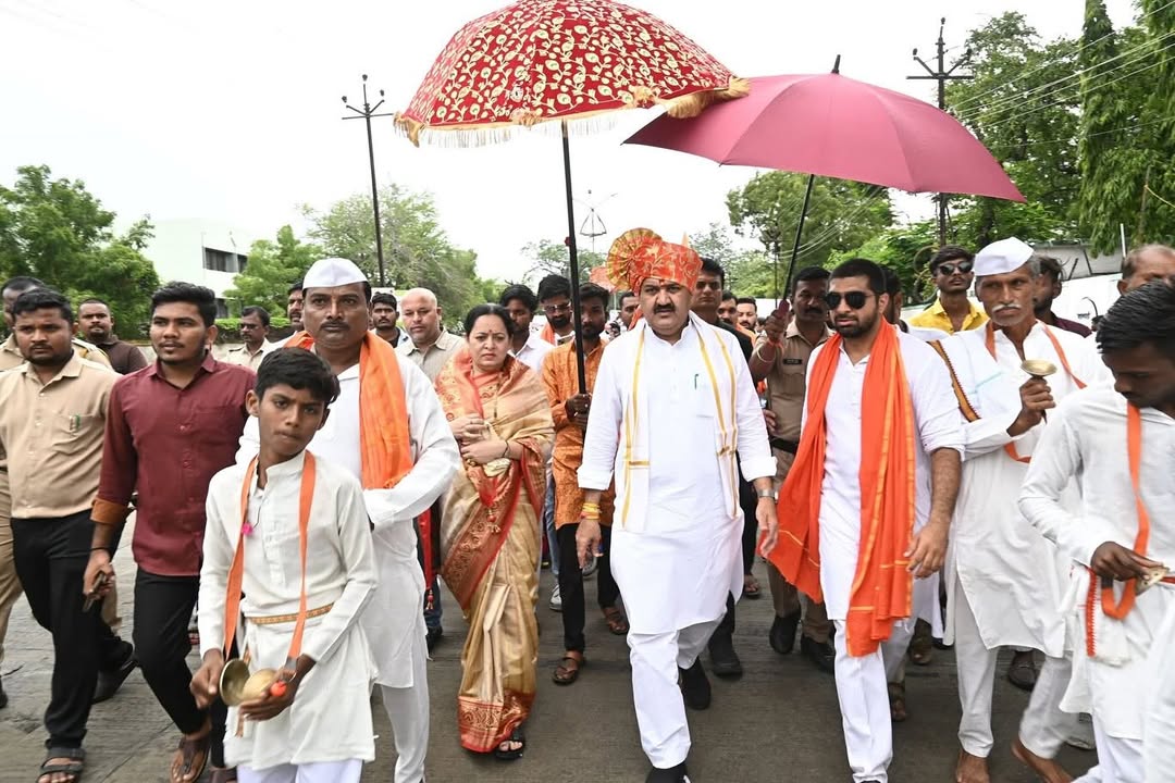 Team_SanjayR's tweet photo. यवतमाळ येथे युवासेनेच्या वतीने राज्याचे मृद व जलसंधारण मंत्री तथा यवतमाळ जिल्ह्याचे पालकमंत्री मा. ना. संजयभाऊ राठोड यांच्या वाढदिवसाच्या निमित्ताने अनोख्या पद्धतीने स्वागत केले, यावेळी त्यांनी युवासेनेच्या सर्व पदाधिकाऱ्यांच्या शुभेच्छांचा मनापासून स्वीकार केला. https://t.co/TDwMLR1UpW