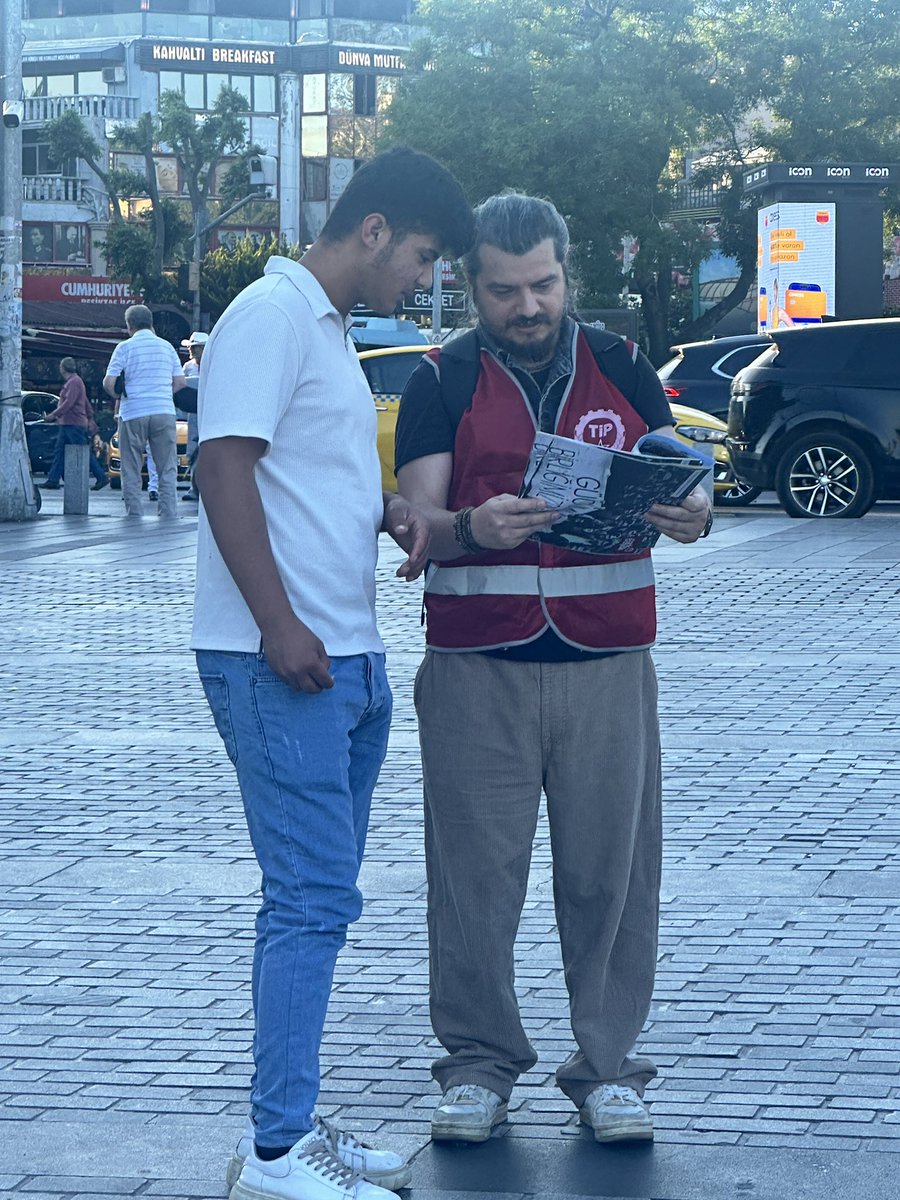Türkiye İşçi Partisi Beşiktaş İlçe Örgütü (@tipbesiktas) on Twitter photo Beşiktaş İskele’de Çark Başak’ın Mayıs-Haziran sayısını Beşiktaşlılarla buluşturduk. ✊🏻 Çünkü gücümüz birliğimizden gelir. <a href="/TipIstanbul/">Türkiye İşçi Partisi - İstanbul</a> Beşiktaş İskele’de Çark Başak’ın Mayıs-Haziran sayısını Beşiktaşlılarla buluşturduk. ✊🏻 Çünkü gücümüz birliğimizden gelir. <a href="/TipIstanbul/">Türkiye İşçi Partisi - İstanbul</a>