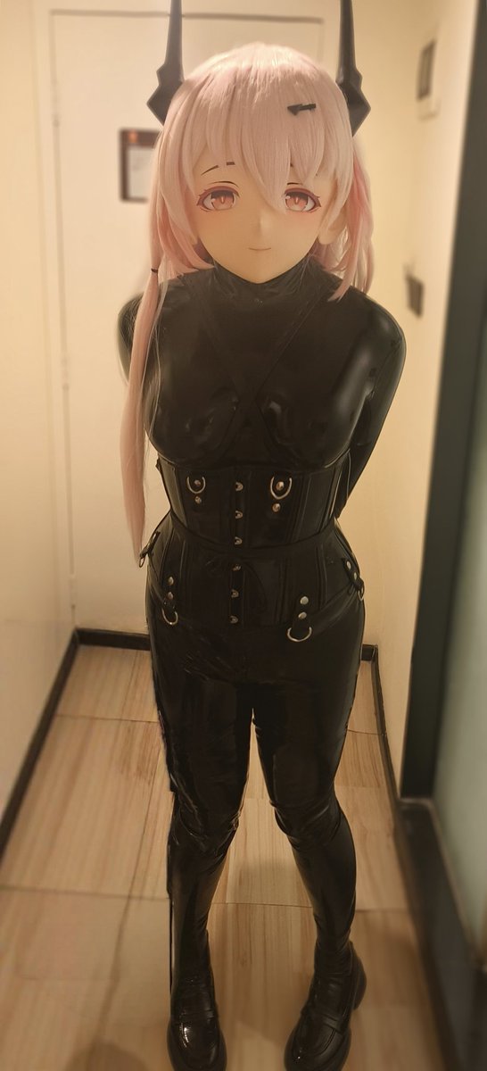 “您是说，穿成这样就能抑制源石病的恶化?可是为什么感觉身上好热，皮肤也紧紧的呢?”
#kigurumi #latex #着ぐるみ