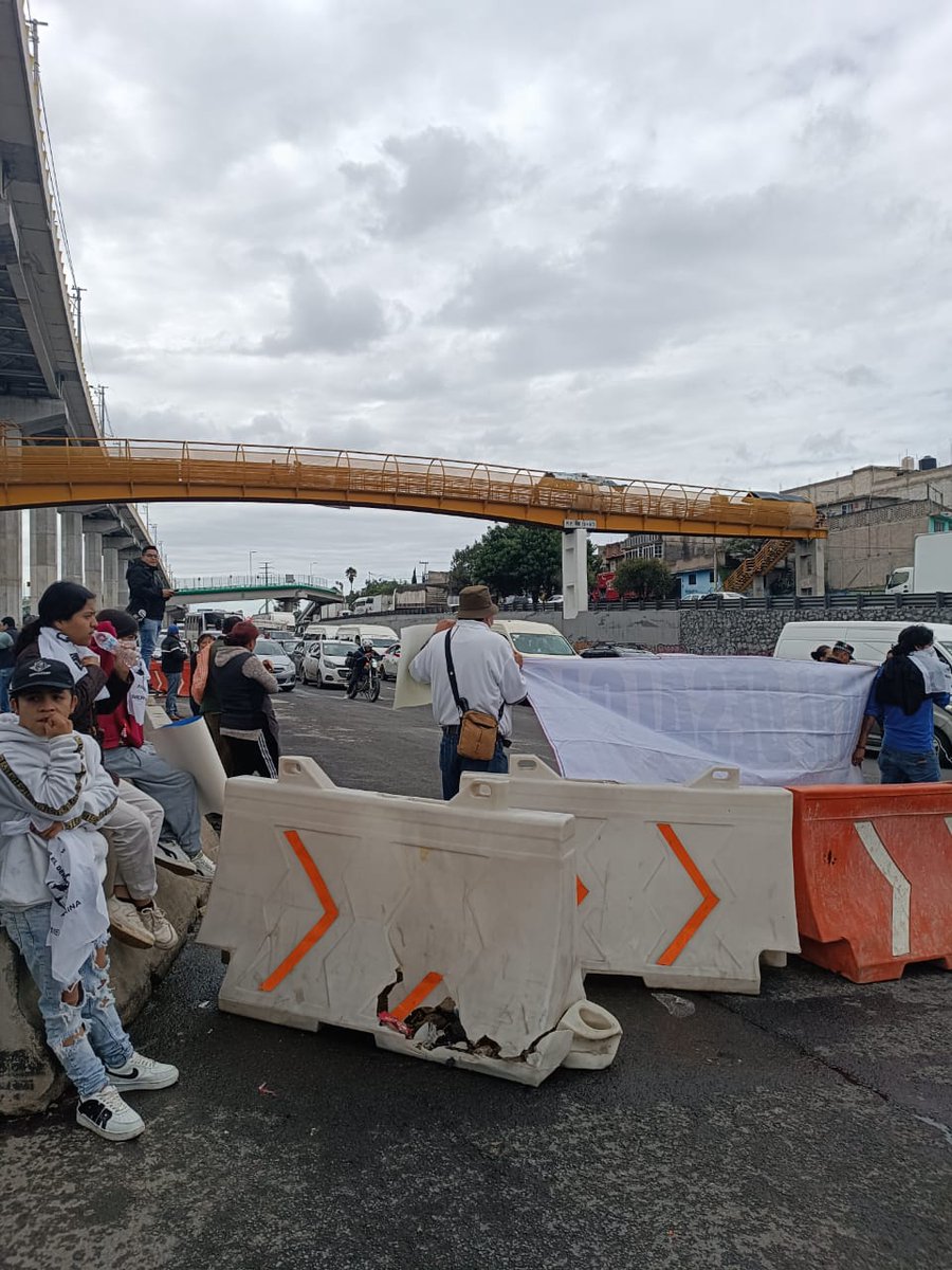 ItzelCV30's tweet photo. Se presenta la presencia de manifestantes en la Autopista México Puebla, a la altura del  puente antes de la virgen.

Tomen sus precauciones. https://t.co/k7VQz3iytk