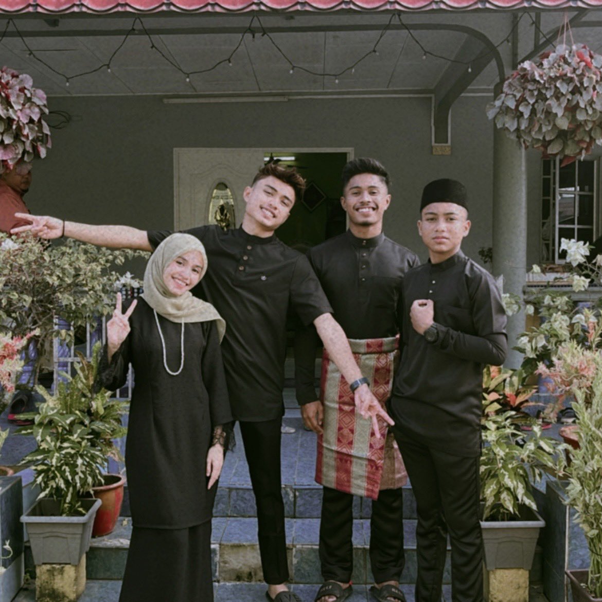 CoffeeLoveSarah's tweet photo. Selamanya dunia akhirat, adik kakak ada tiga orang lelaki yang hebat. Terima kasih syukur Alhamdulillah Allah anugerah mereka untuk saya 🤍 https://t.co/iniaOLkj0M