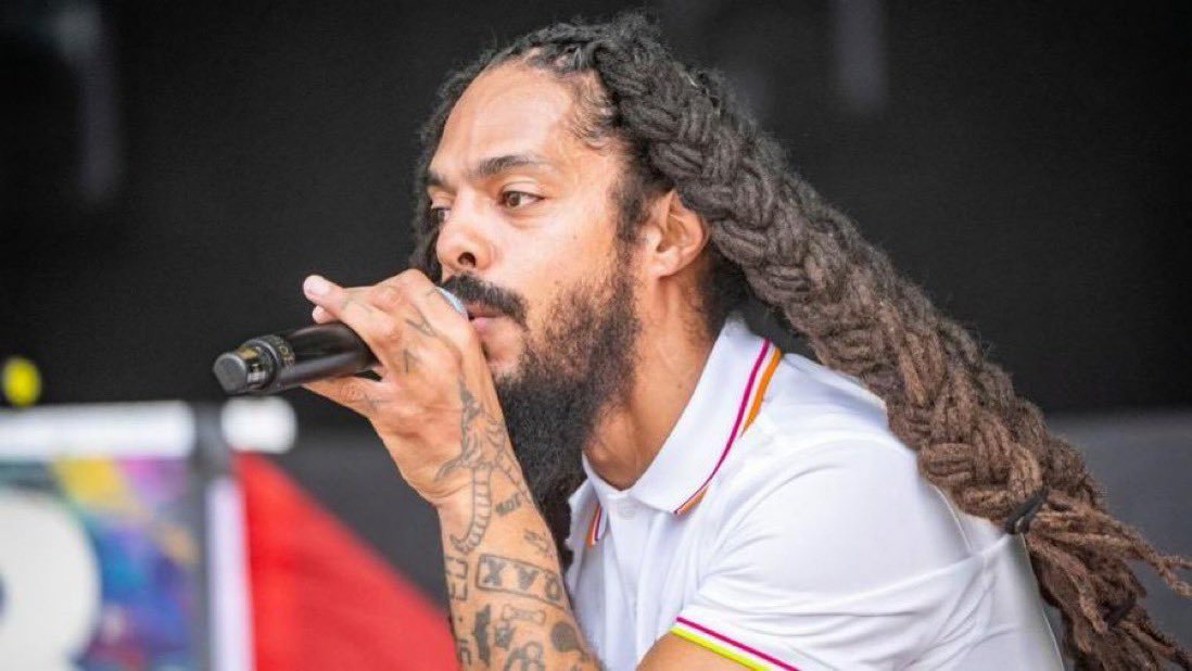 ÚLTIMA HORA: EE.UU., el autoproclamado "país de la libertad y la democracia", acaba de revocar la visa de Bob Vylan por su apoyo a Palestina.  

Resultado: 26 conciertos cancelados,  un artista silenciado y un claro mensaje de represión a quienes alzan la voz contra la