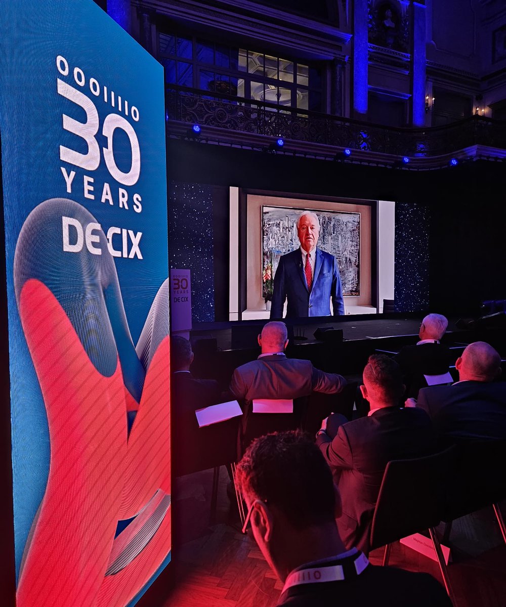 InterGlobix's tweet image. From Digital Capitals to Economic Powerhouses.
At the DE-CIX 30th Anniversary Summit, the spotlight turned to Frankfurt not just as a physical location, but as a symbol of global digital ambition.
Serge Radovcic of Dstream Group presented new insights from a groundbreaking…